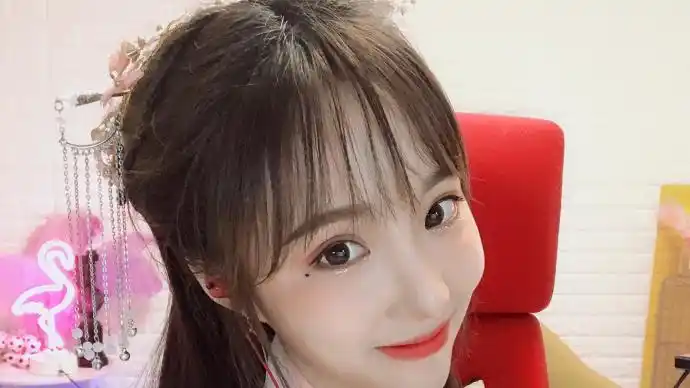 迅雷直播一姐姜允儿入驻斗鱼平台!人美,歌甜,下一个斗鱼一姐?