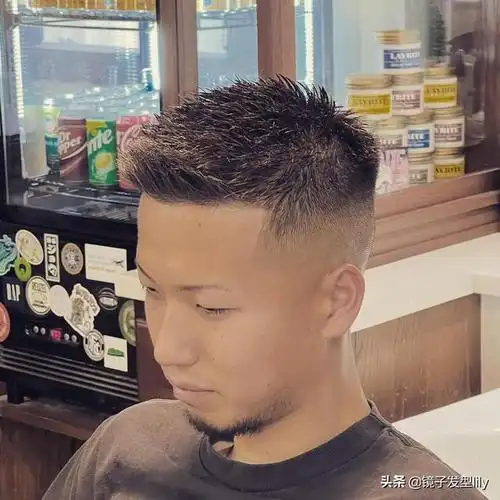 飞机头发型怎么弄(男士烫发超帅短发飞机头)