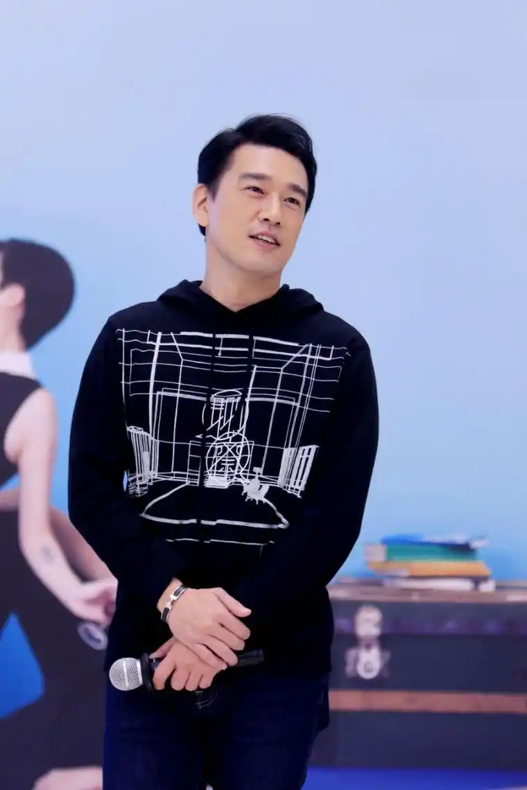 被冠上半个内地人, 王耀庆一句话回击,引起台下观众欢呼