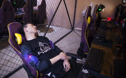 西安95后职业玩家把网吧当家一个对电竞有着梦想的男孩加油