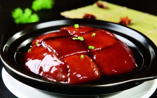 不仅是诗词大家,而且在琴棋书画皆有造诣,更酷爱美食品茗,东坡肉即