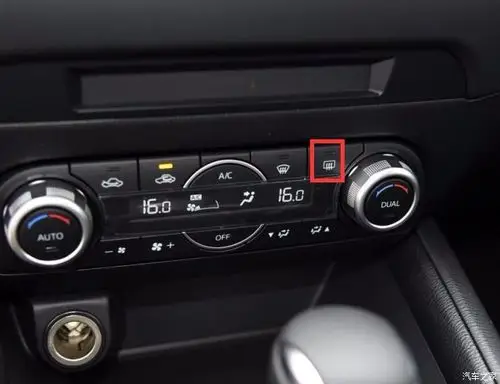 cx-5的后视镜加热功能是与后挡风玻璃加热共用一个按键的, 你看我附图