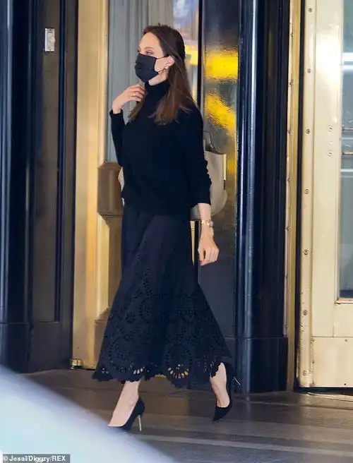 46岁安吉丽娜朱莉现身机场黑衣黑裙优雅又大气颧骨格外醒目