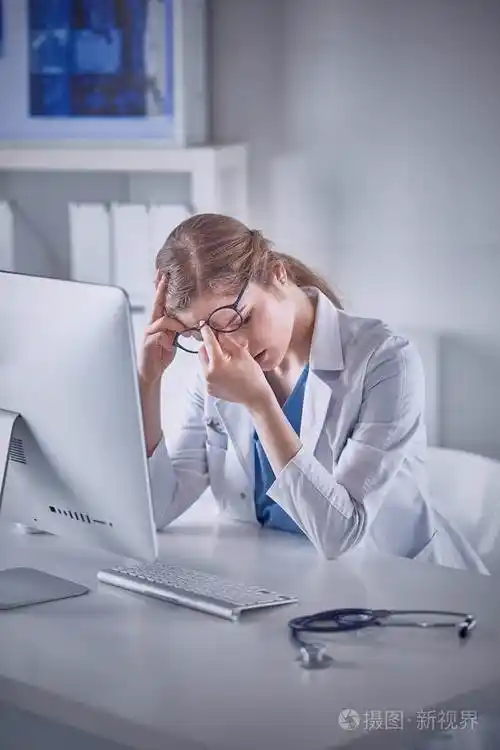 年轻女医生用电脑工作累了