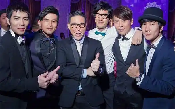 王力宏婚礼献唱,长发脸黑"毁容"憔悴,和美女合影网友认不出