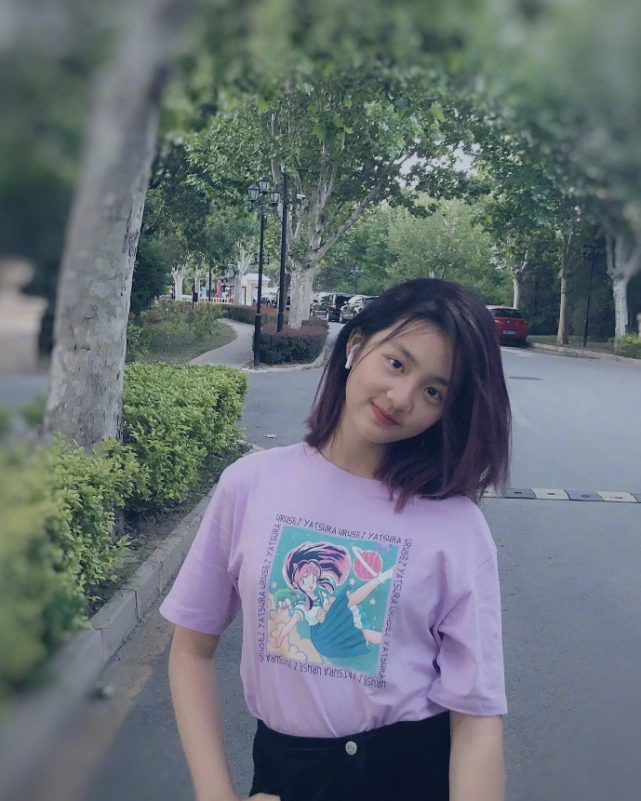 有种"整容"叫黄多多卸妆后,素颜穿学生装弹琴,终于