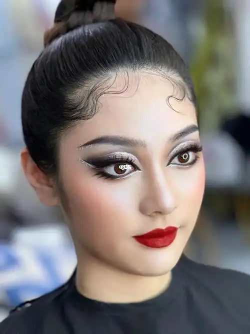 拉丁妆艺考生舞台妆