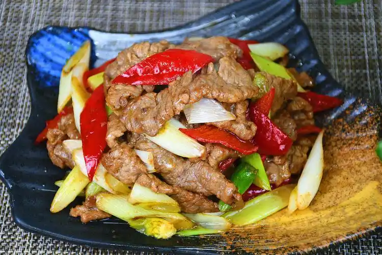 炒牛肉时怎么做最鲜嫩大厨教你关键步骤肉质嫩滑不干不柴