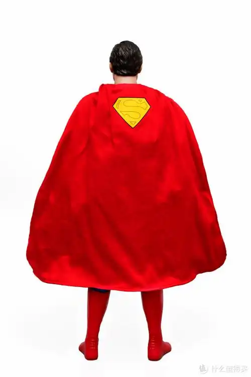 超人的头发是雕刻的,制服,披风都是布制,脚上的靴子是软胶材料的,全身
