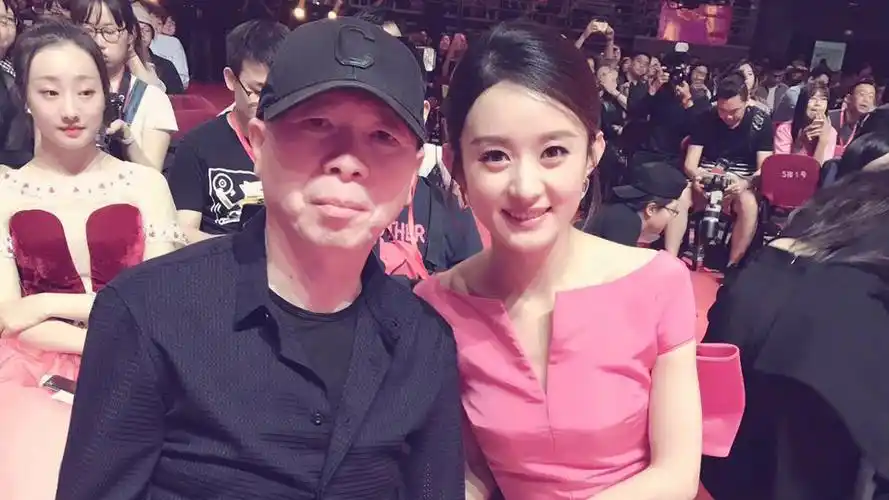 赵丽颖晒与冯小刚合影 感谢恩师昔日栽培