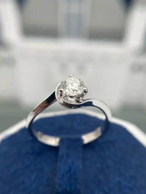 周大福50分钻戒唯爱系列花朵款gia证书