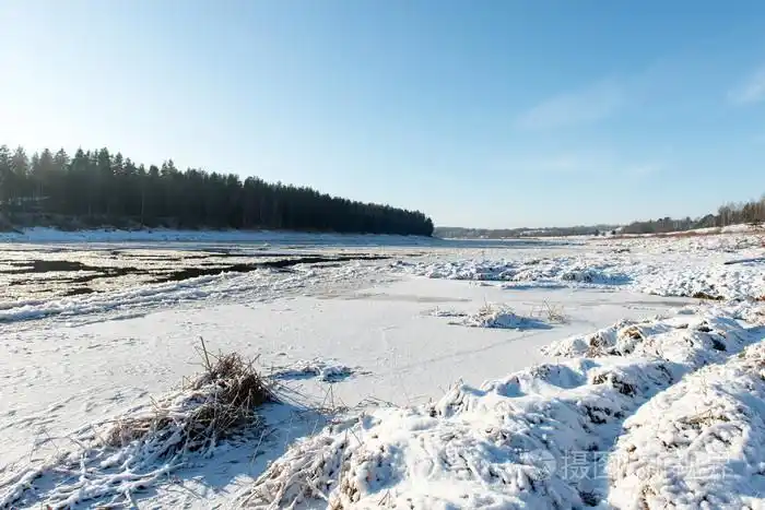美丽的雪冬天景观与冰冻的河