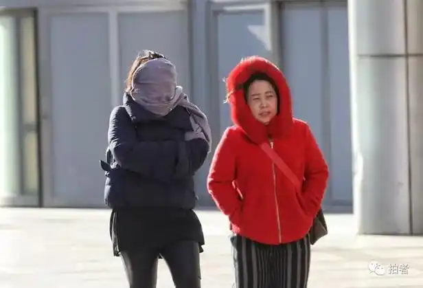 2018年4月10日,王府井步行街,北京大风天气,一位女士的长发被大风吹起