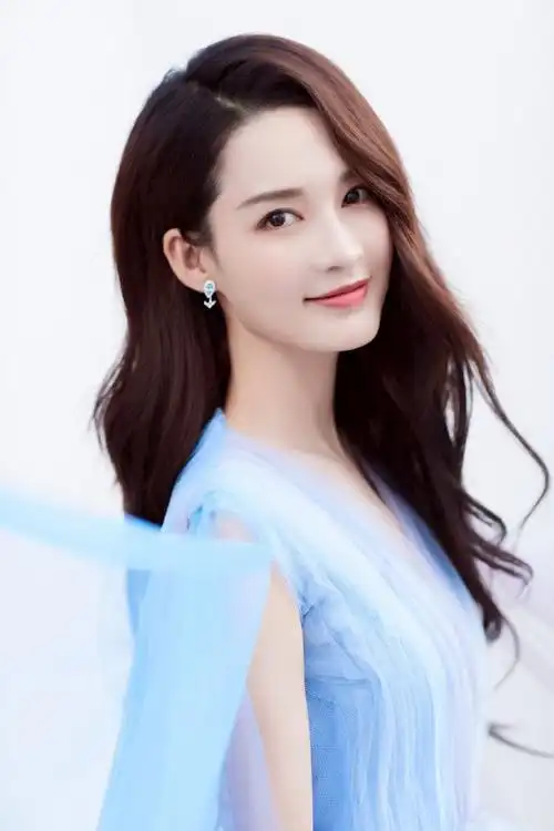 李沁应该不是90年的吧,李沁今年多大年龄了?-图片大观-奇异网