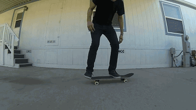 别人的ollie是这样的ollie,是街式滑板动作的入门钥匙,拥有一个扎实的