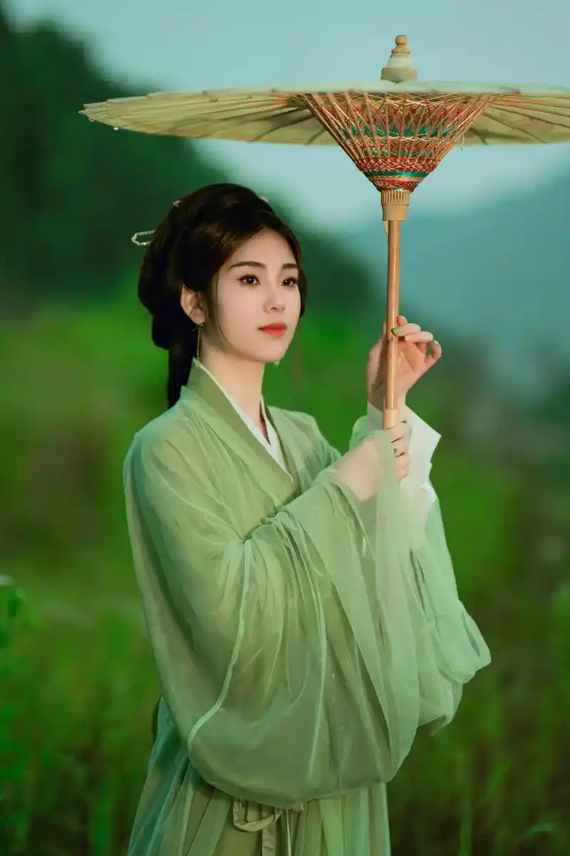 总要拍一套汉服写真吧#古风 #遇见古代的自己 #天青色等烟雨 - 抖音