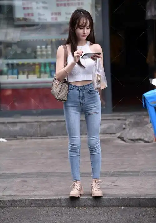 浅色牛仔裤的多种搭配方式,与白色背心组合,经典时尚