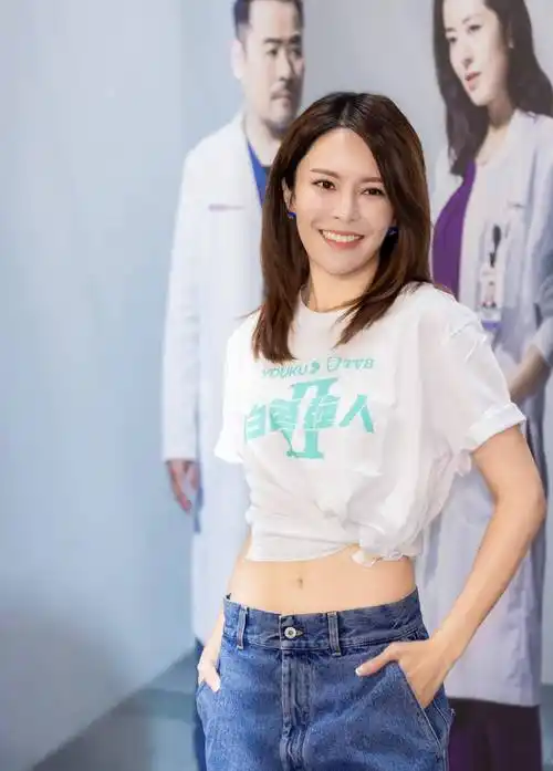 我们看到这组照片中,张曦雯是出席一个剧集播出的活动.