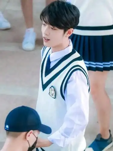 肖战的少年感逆天了!连换校服学士服两套造型,28岁秒变18岁