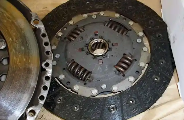 手动挡车起步,一边松离合一边踩油门会磨损离合器片吗?