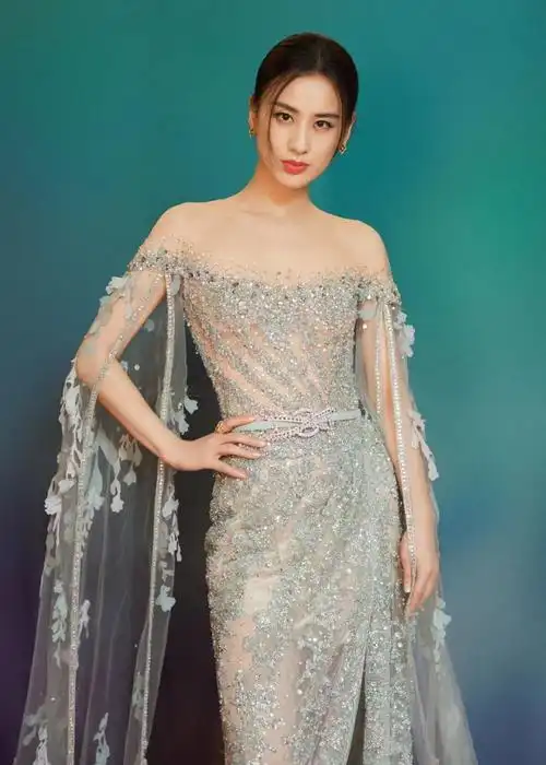 黄圣依亮相2021费加罗风尚盛典星光格纹礼裙尽显典雅之姿