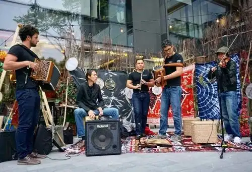 周末约吗音乐剧脱口秀嘻哈超hit户外演出现场等你来嗨