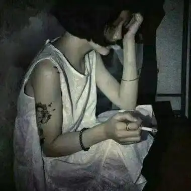 霸气黑白女生头像戴帽抽烟纹身社会女