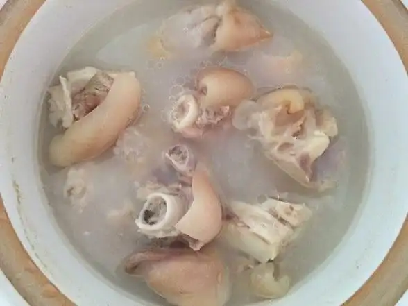 好了,闲话少唠点儿,抓紧时间说正事儿,下面就教大家如果炖猪脚.