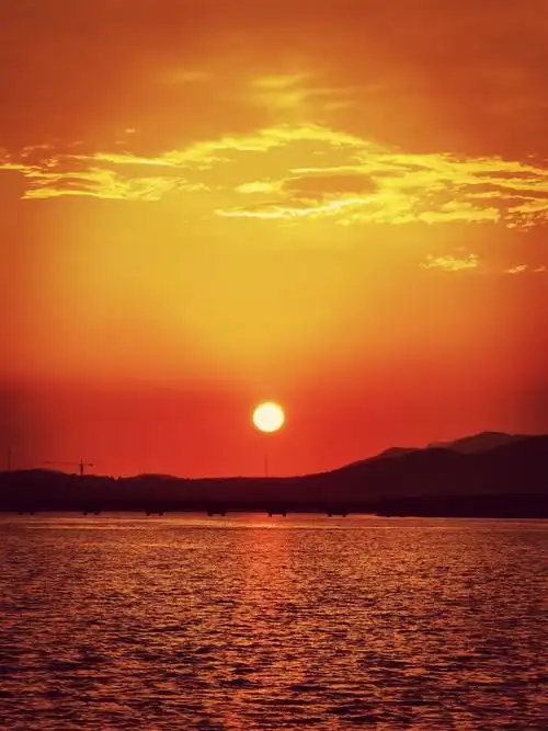 夏末初秋,湖边的璀璨晚霞.