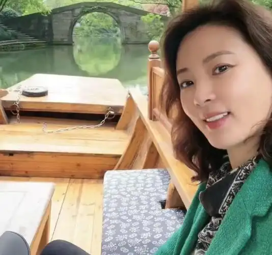 央视主持人刘芳菲被疑做烤瓷牙近照牙齿白到晃眼本人罕见回应