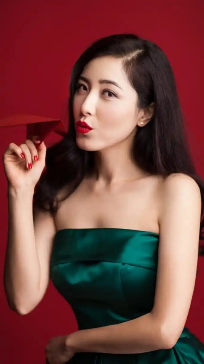 被誉为两百年一遇的美女曾黎,曾经是中戏九六级最美女孩,在路人视角下