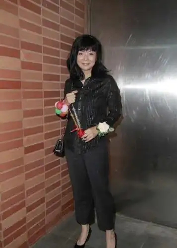 陈玉莲老了之后身材也有点走样但气质仍然高级素颜状态接地气