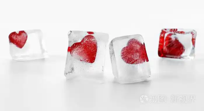 红色的心,在冰块上白色孤立