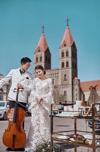 修图走心的婚纱摄影作品《青岛教堂》