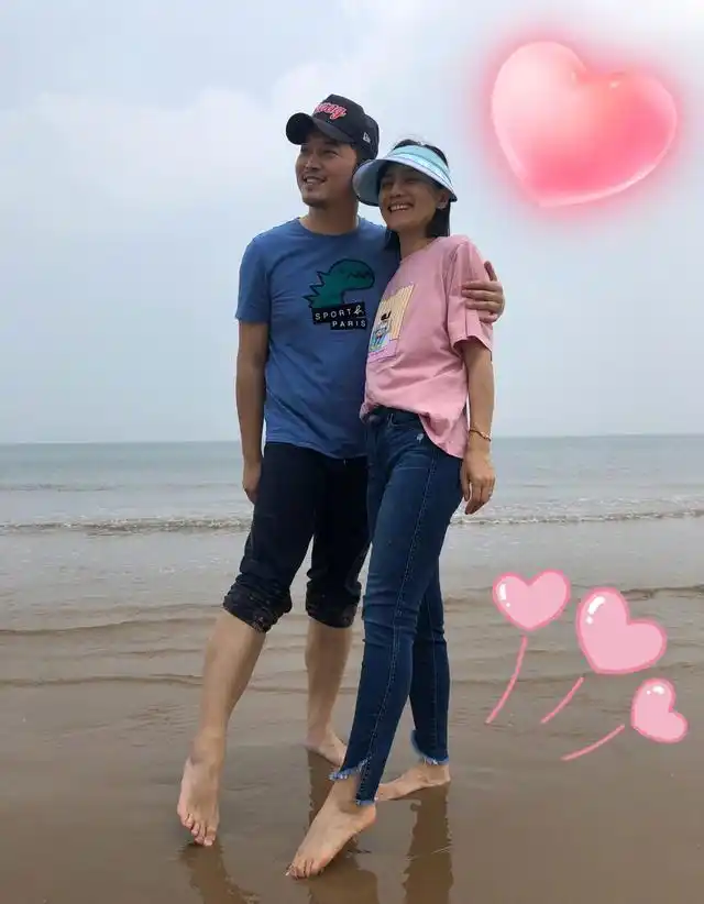 当时夫妻俩光着脚丫子,沙溢搂着胡可,前脚踮起显高身高.