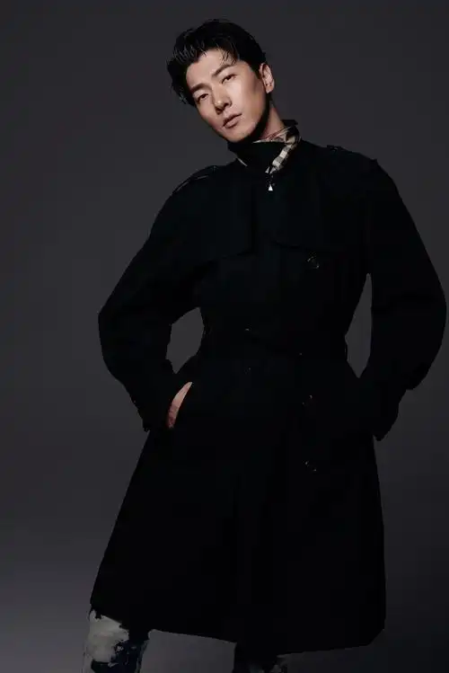 张亮全新写真曝光 黑色风衣展儒雅精英风范