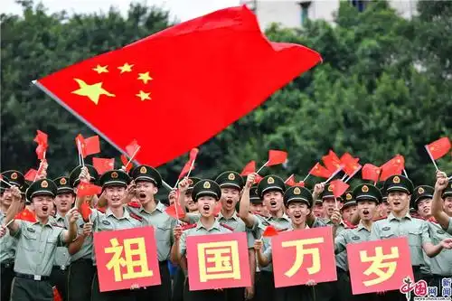 我和祖国共成长| 我与国旗同框_军事_中国网