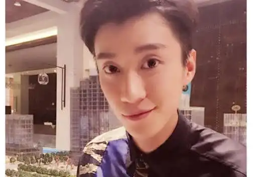 乔任梁沙滩上吉他弹唱《小苹果》:好好听 好怀恋