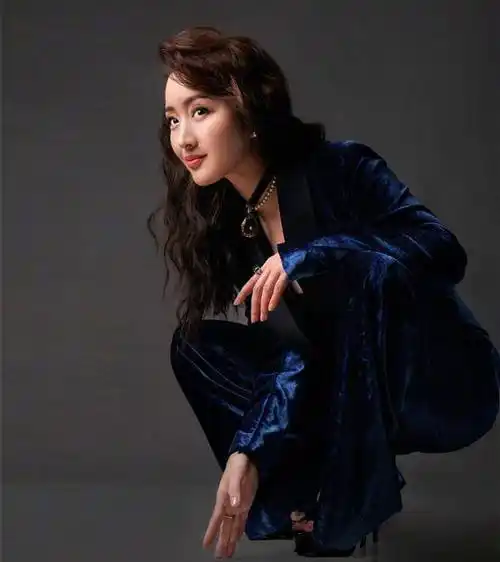 49岁杨钰莹再换新发型,俏皮可爱美回18岁!