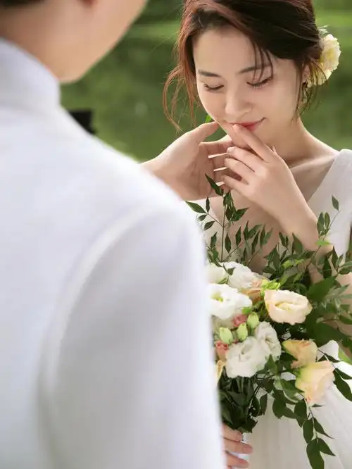 绿意丛生的森系婚纱照感受大自然的氧吧