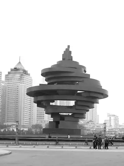 青岛城市雕塑《五月的风》.王鹤摄