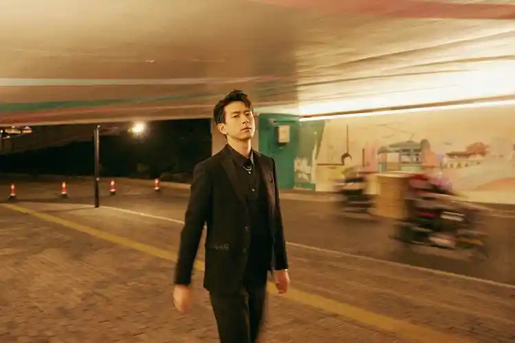 李现发布迎新年西装写真发文拜年贺新春