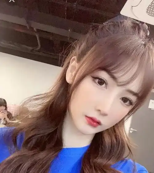 当然了,王者荣耀全明星比赛,也可以反映出女主播的真实颜值,像是此前