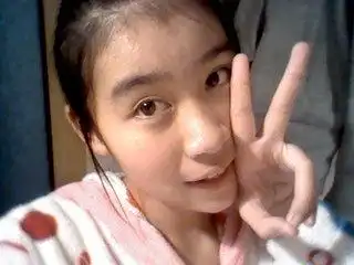 能帮我的照片弄成像女生头像的样子吗?要文字的.