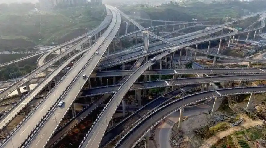 黄桷湾立交桥上的司机们稍一不注意,就能绕过整个重庆,进行"重庆一