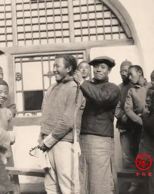 清末民初老照片男青年剪辫子笑容满面饥民排队领取救济粮