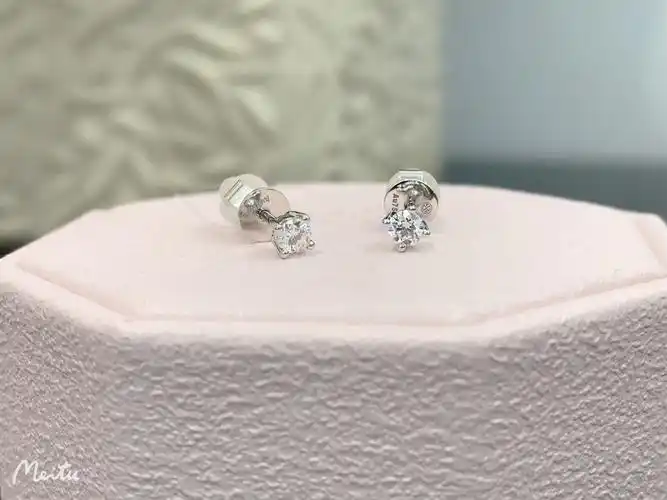 钻石世家简约百搭四爪钻石耳钉