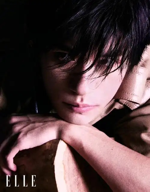 易烊千玺elle3月刊封面