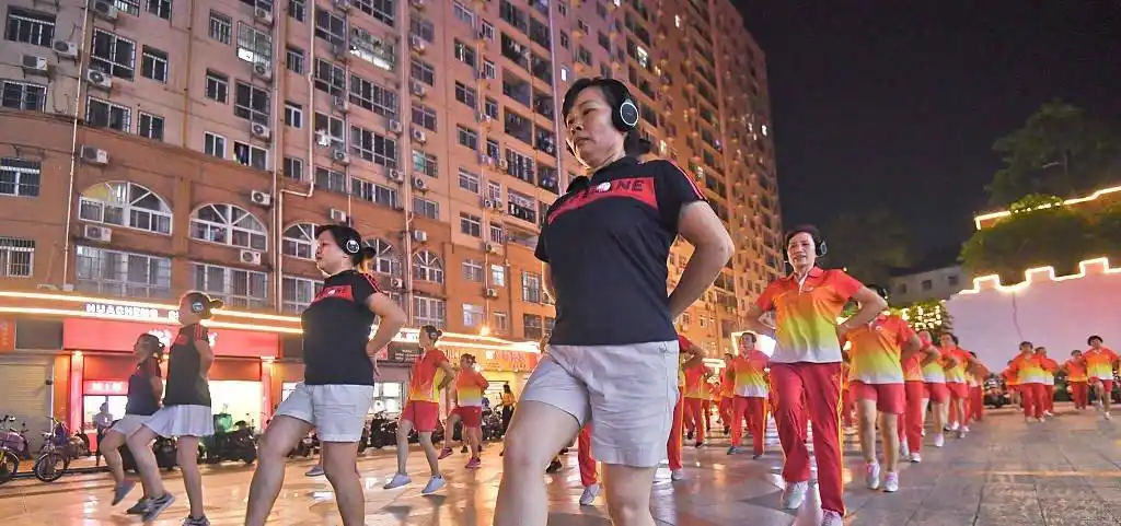 大妈大爷戴耳机跳"无声"广场舞,不扰民更专注