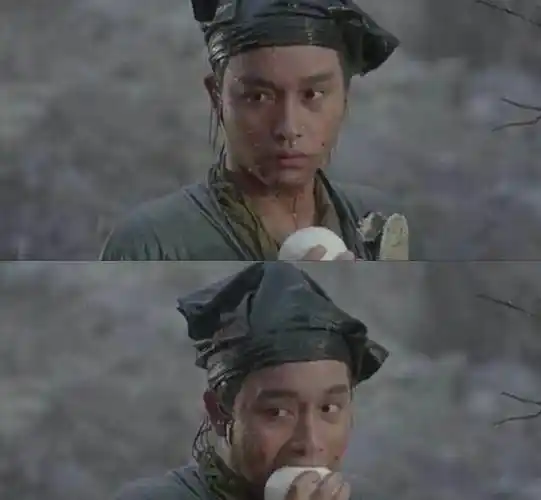 在雨中吃馒头的这个场景因为十分呆萌后来被做成了表情包,不过看着的